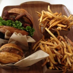 Larkburger logo