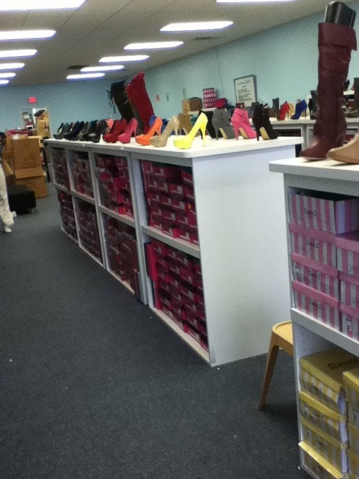 Polyelle Shoe Store - S o Lu s Leste Oeste Avenue
