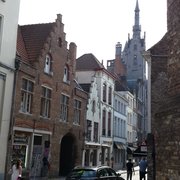 Bierbrasserie Cambrinus - Bruges, West-Vlaanderen, Belgium. Zum Rauchen raus auf die Philipstockstraße (Richtung Großer Markt) mit Blick auf den verspielten Turm des Historiums.