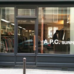 A.P.C. Surplus - Paris, France. Une devanture sobre et stylée, à l'image de la marque.