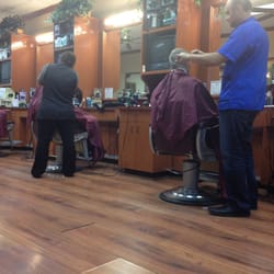 Camelback Barber Shop - Phoenix, AZ, Vereinigte Staaten. Guy in blue ...