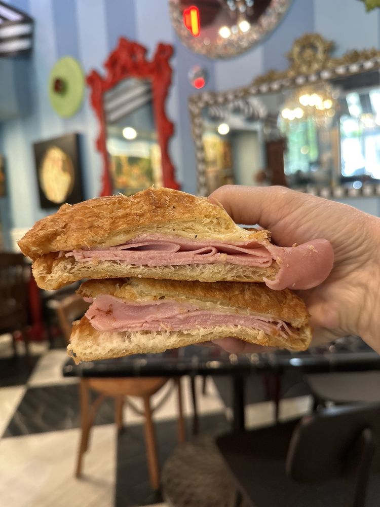 Amélie's French Bakery & Café