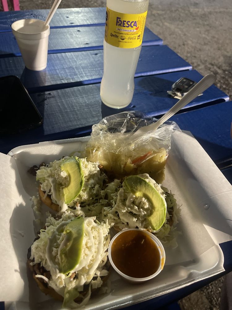 Tlayudas y quesadillas la morenita