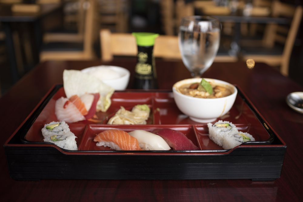 Satto Thai & Sushi Bar