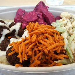 Foto zu Sababa - San Francisco, CA, Vereinigte Staaten. Falaffel bowl with hummus, carrot salad, beets, and cauliflower.