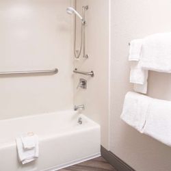 Magnuson Hotel Magnolia Hotels 420 E Main St Ar Photo Of Magnuson Hotel Magnolia Ar United States Bathroom Standard