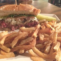 Lincoln Tap House Closed 12 Photos 44 Reviews American Photo Of Lincoln Tap House Cleveland Oh United States Blue Moon Burger