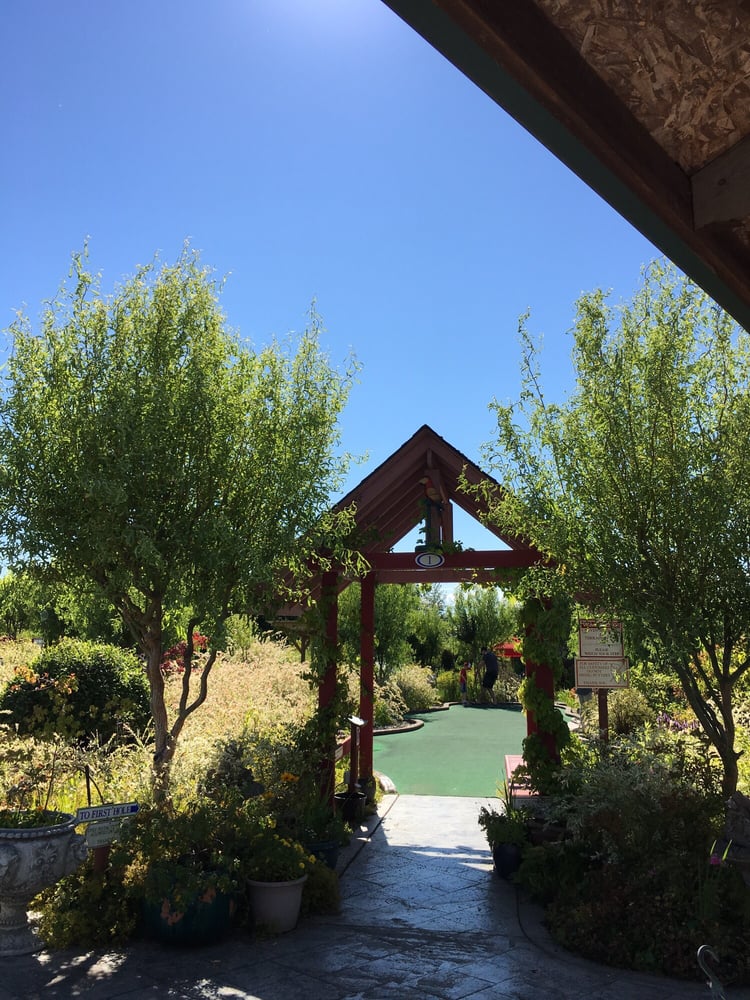 Hi-Knoll Driving Range & Mini-Golf