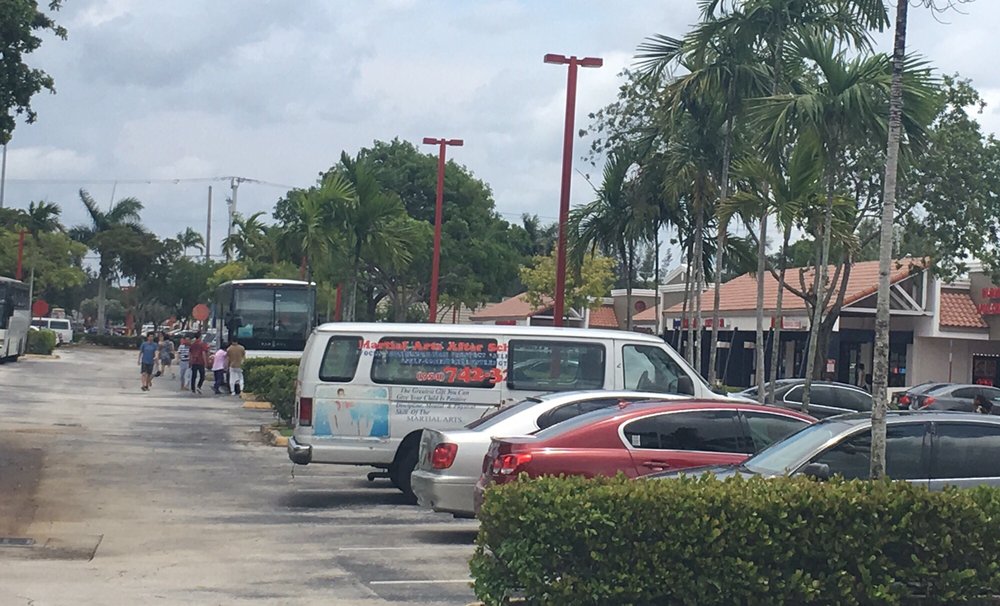 Photo of Korean Manna BBQ Restaurant - Lauderhill, FL, United States. Tour buses offloading tourists at Manna.
