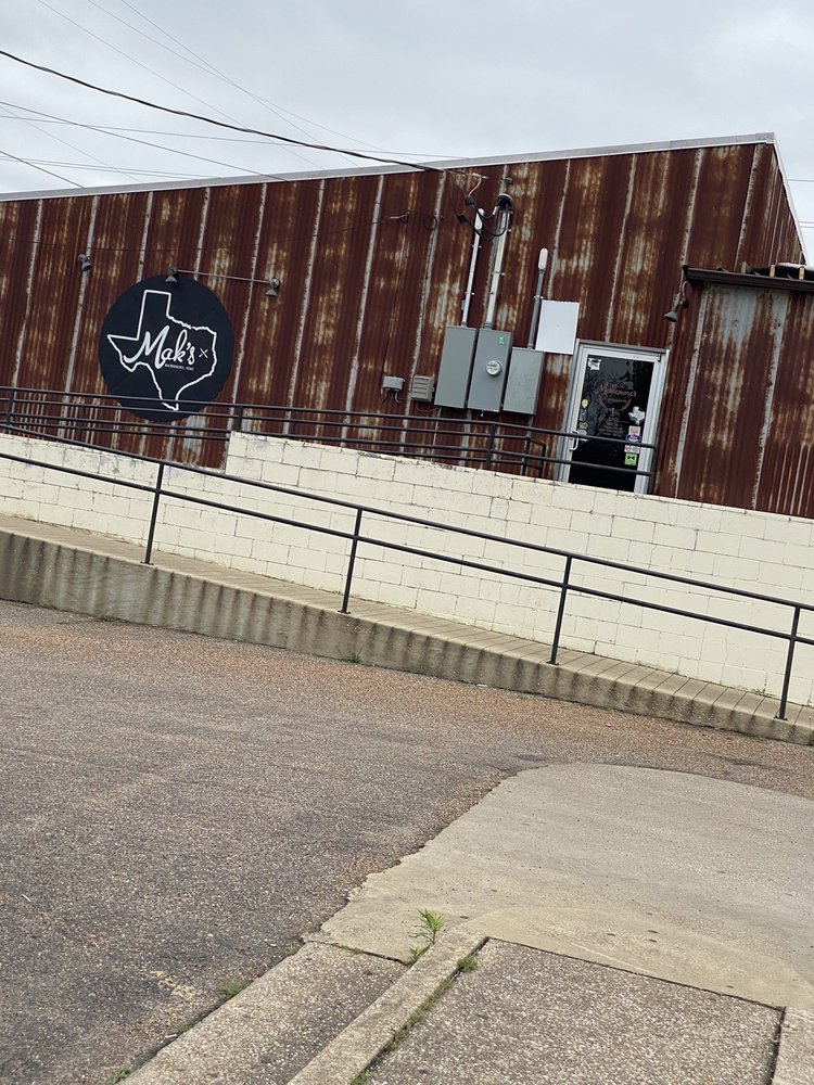Maklemore's Ale House & Bistro