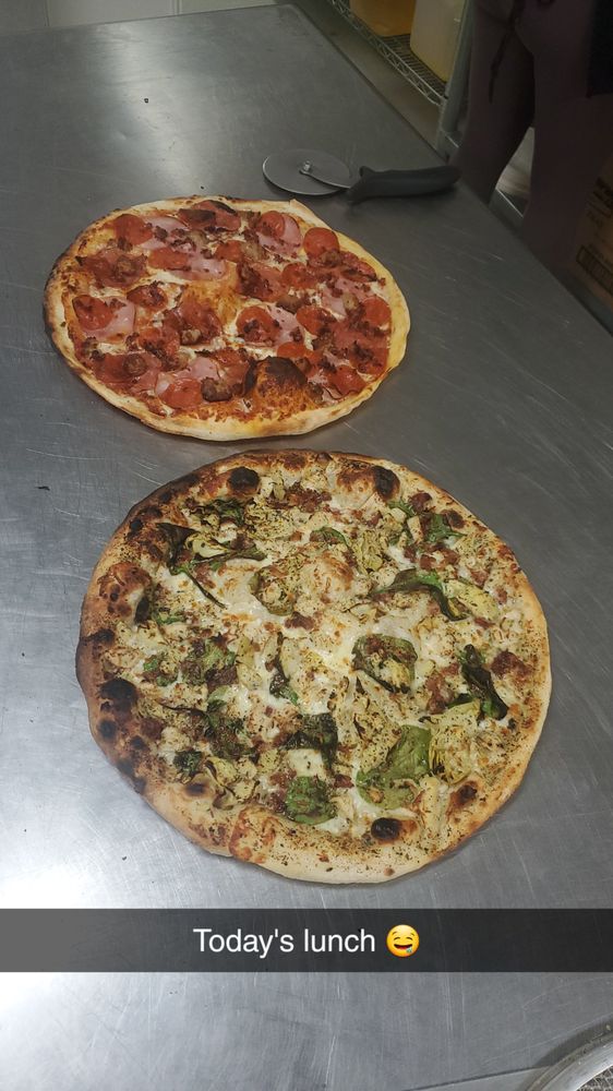 Leon & Roys Family Pizzeria Leon & Roys Family Pizzeria