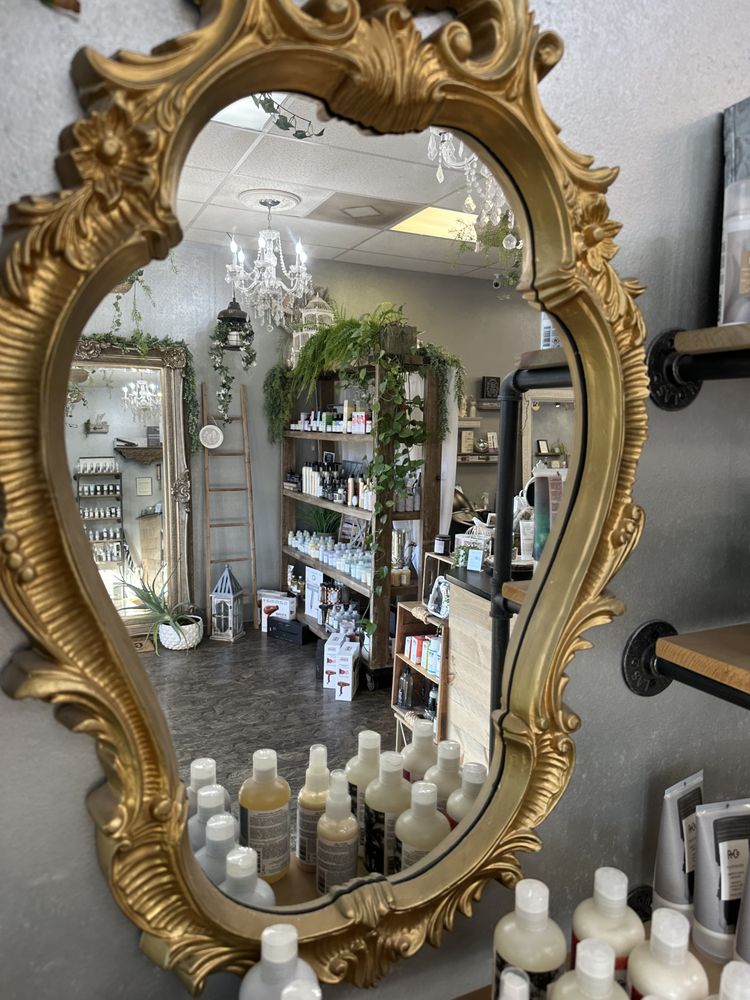 Mirrors Salon & Boutique Image