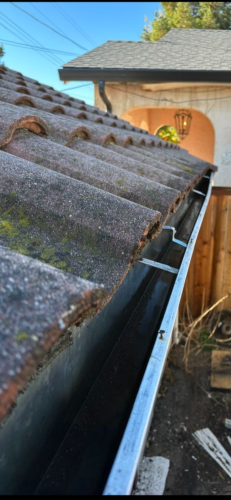 Holbrook’s Gutter Cleaning Services