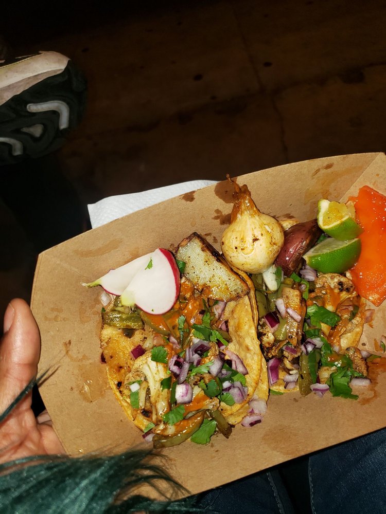 Tacos y Chelas