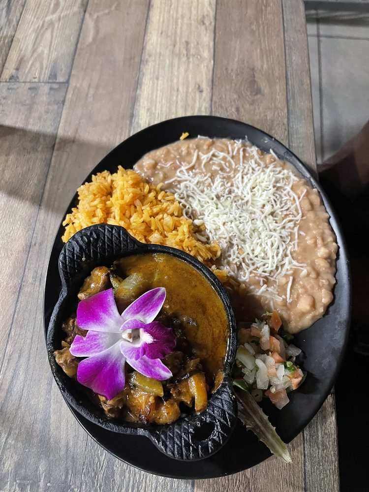 Mas Bella Restaurant & Lounge