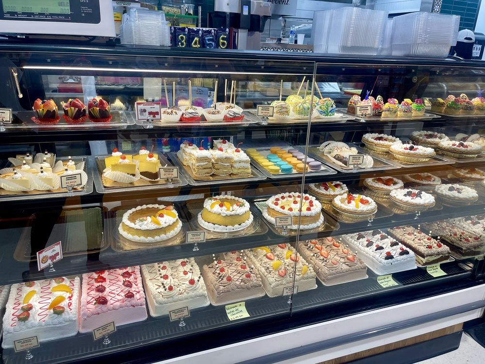 Las Montañas Supermarket