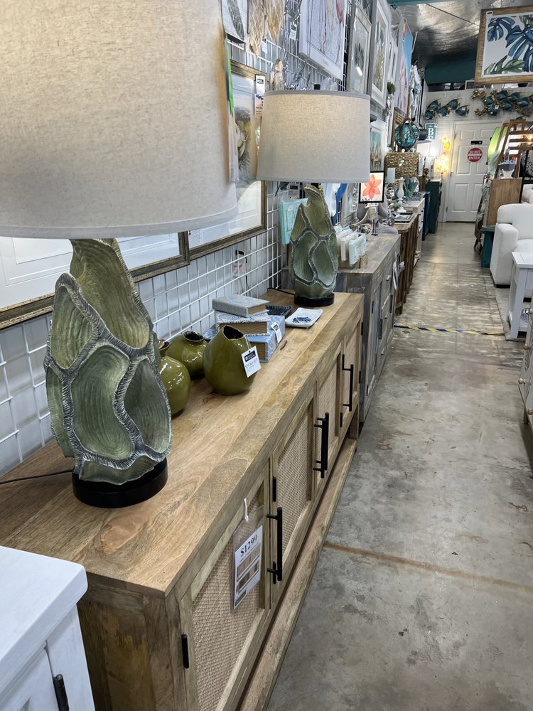 Nikki's Furniture & Decor