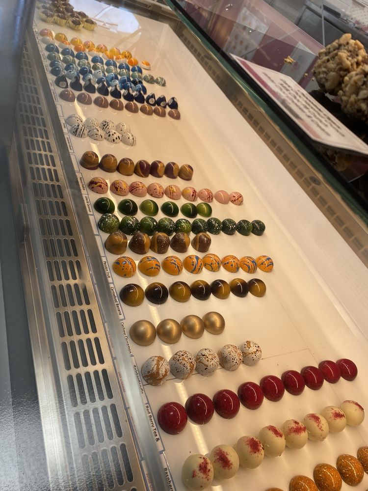 Le Macaron French Pastries