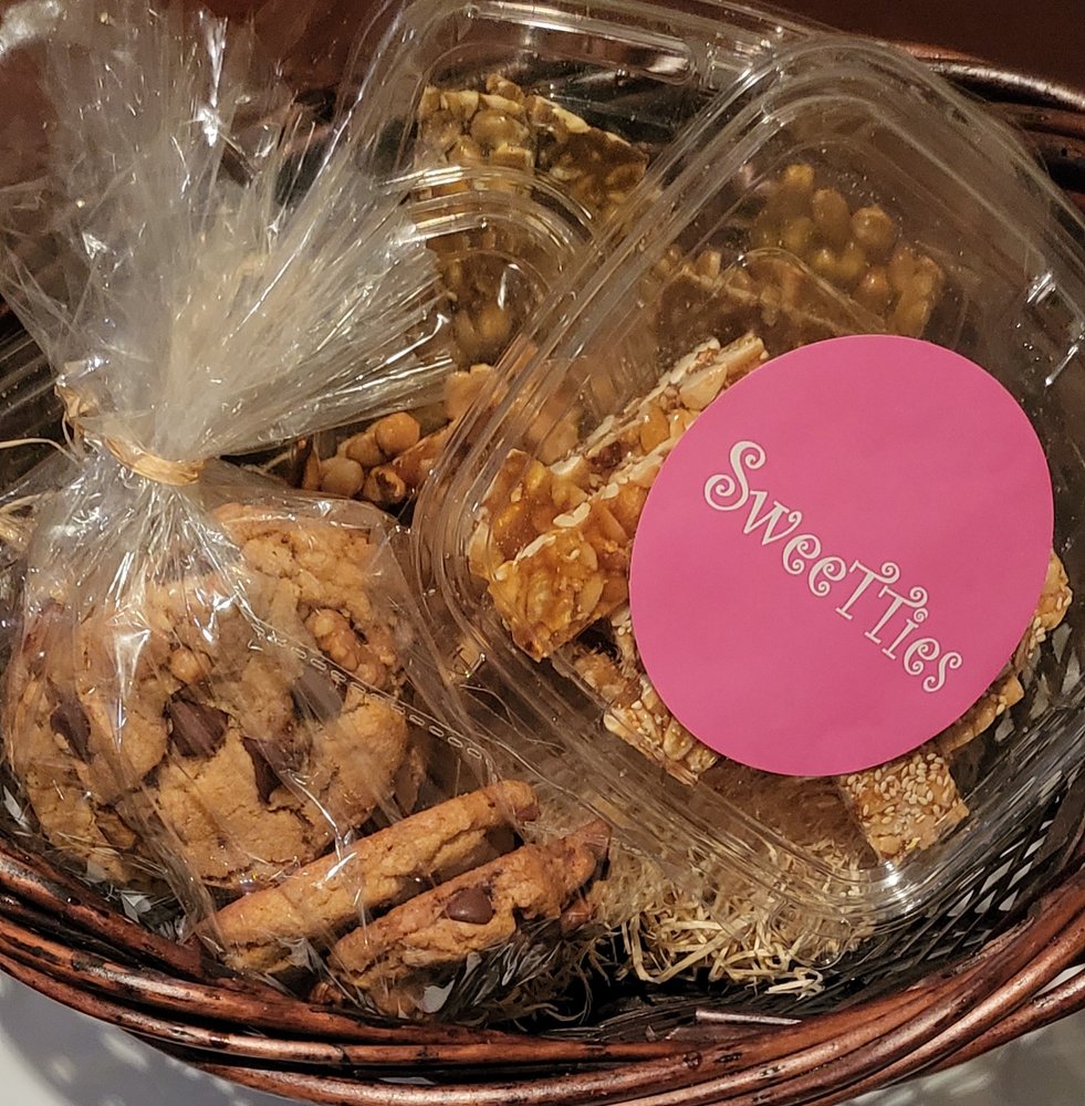 SweeTTies Frozen Yogurt & Candy Bar