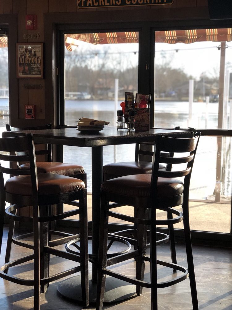 Snuggery 71 Photos 137 Reviews American Traditional 801 N Photo Of Snuggery Mchenry Il United States Beautiful Scenery On The River