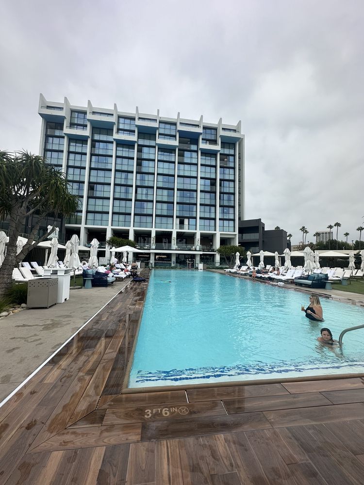 Edge Pool & Bar