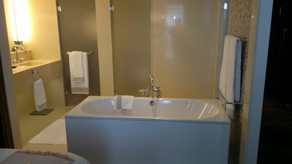 Der Badebereich einer Suite mit großen Badewanne und einem, im ... Der Badebereich einer Suite mit großen Badewanne und einem, im ...