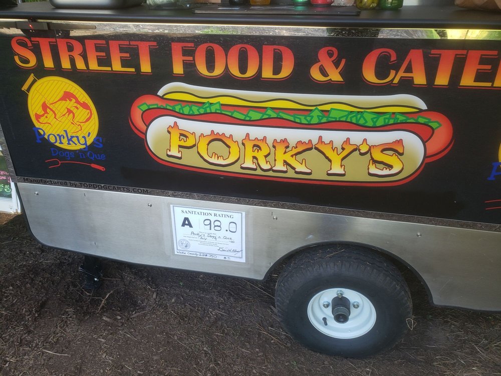 Porky's Dog's 'n Que