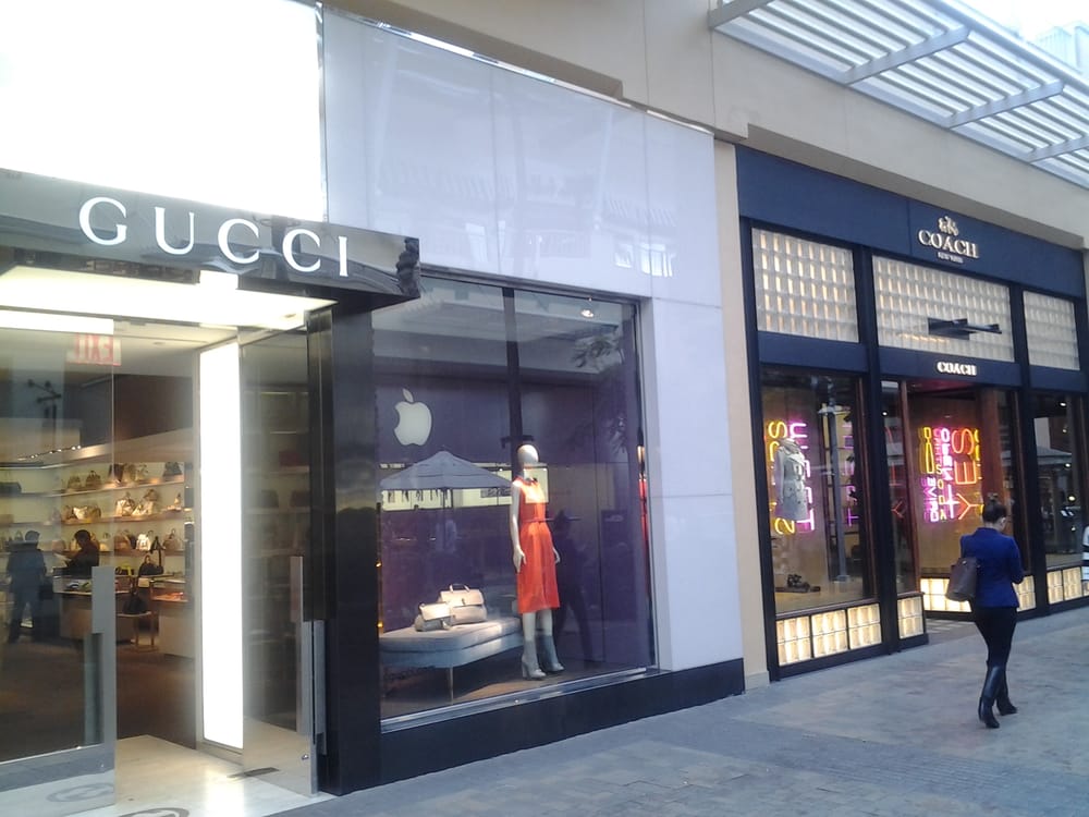 Note to self: If I&#39;m ever in a mall with Gucci and Coach stores next to each other... exit that ...