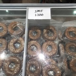 Photo de Marché Istanbul , Montréal, QC, Canada. Simit or Turkish bagels.
