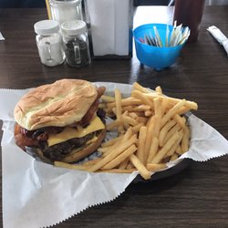 Grandma S Diner Restaurants 713 N Walnut St Avoca Ia Photo Of Grandma S Diner Avoca Ia United States Delicious Bacon Cheeseburger