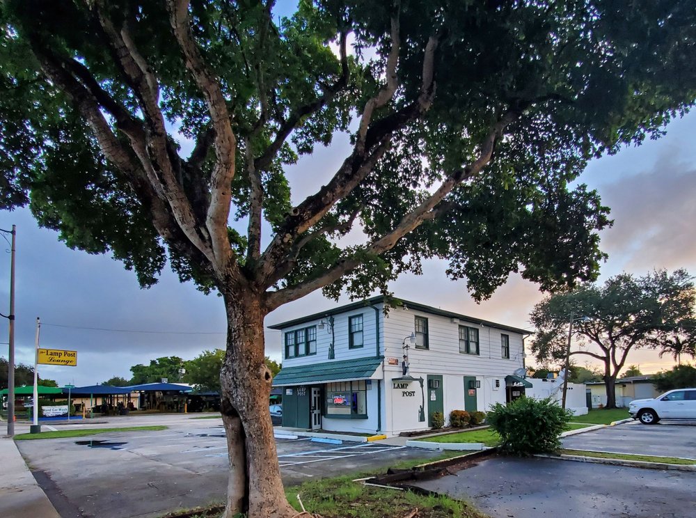 Lamp Post Lounge Image