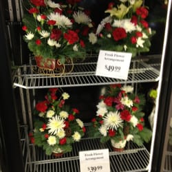 Flowerama Closed Florists 3816 Center Rd Brunswick Oh Photo Of Flowerama Brunswick Oh United States Beautiful Christmas Arrangements