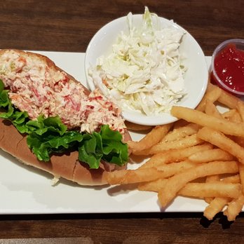 Dolphin Seafood Restaurant 98 Photos 172 Reviews Bars 12 Photo Of Dolphin Seafood Restaurant Natick Ma United States Lobster Roll For