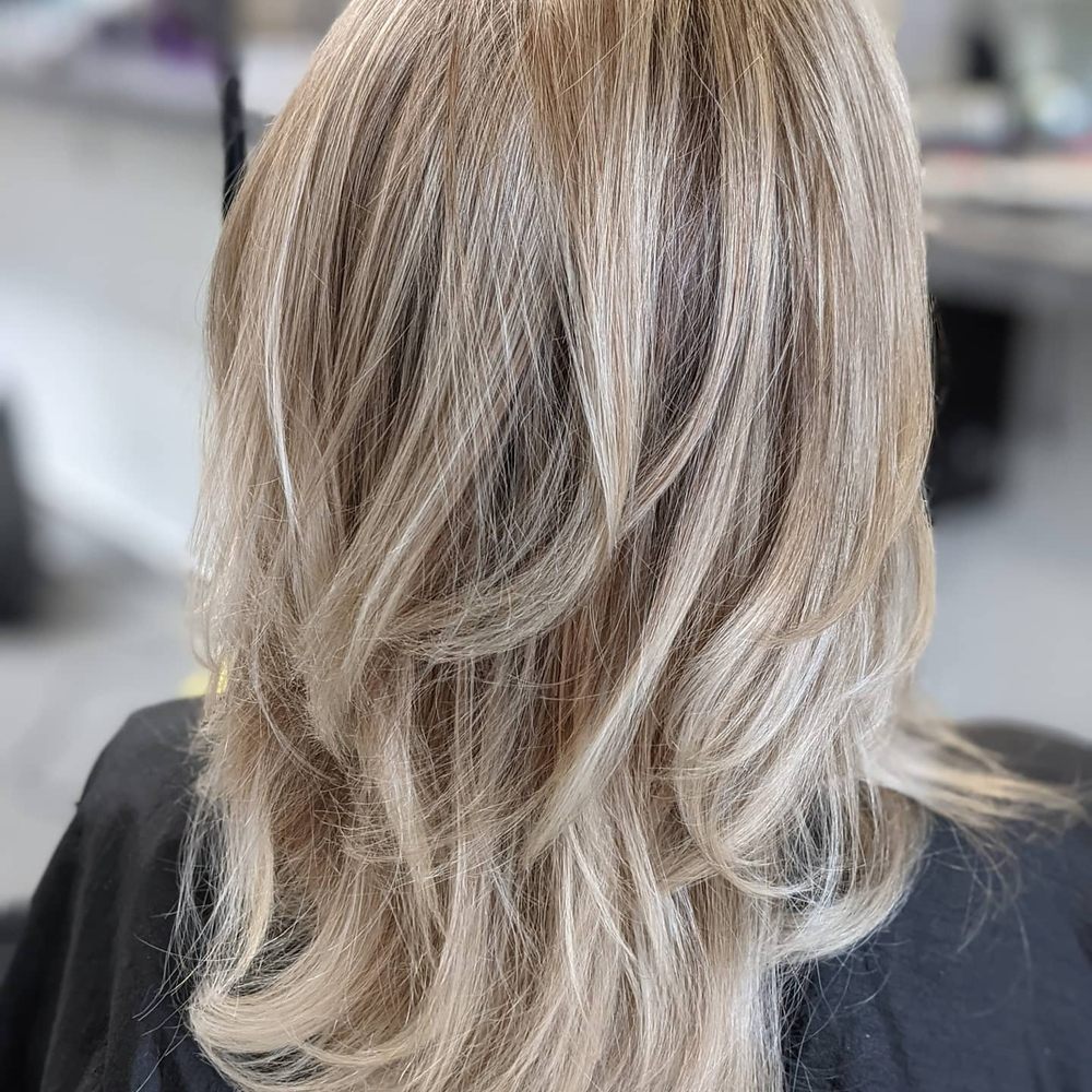 Lola Salon