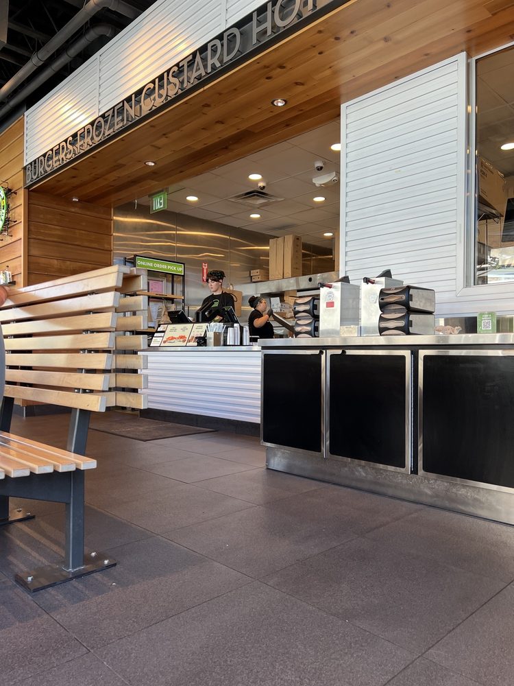 Shake Shack Little Italy