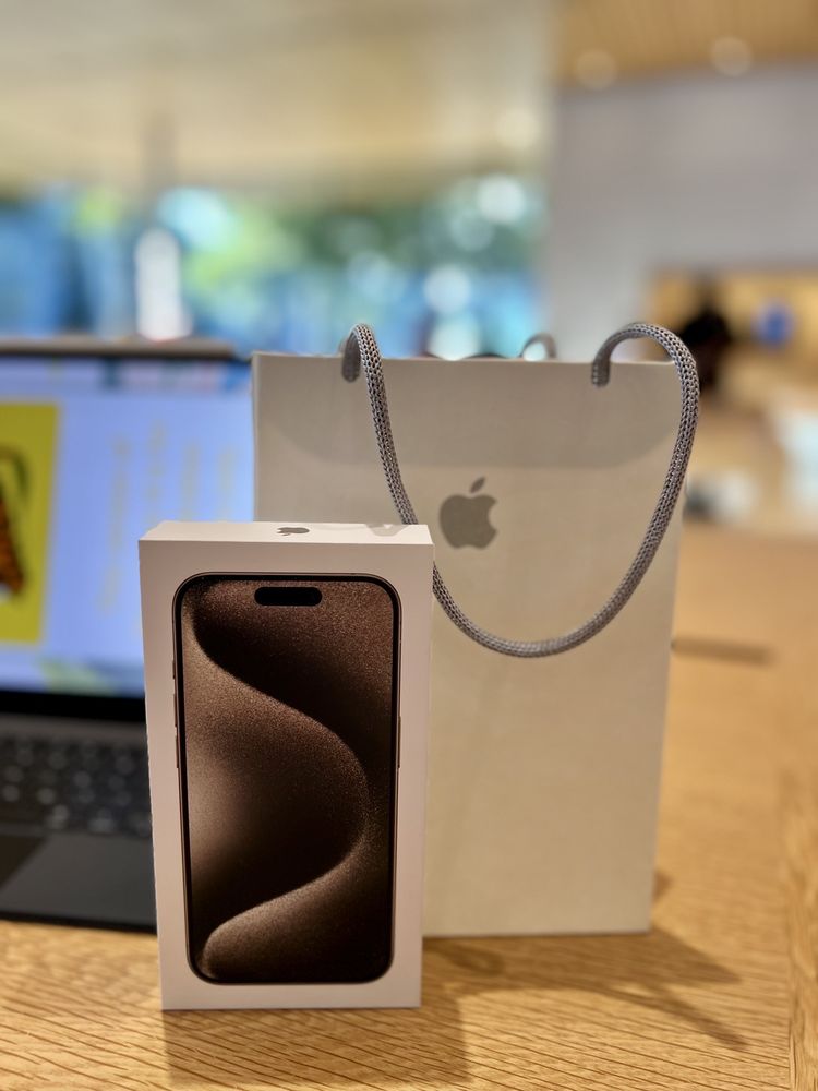 Apple Broadway Plaza
