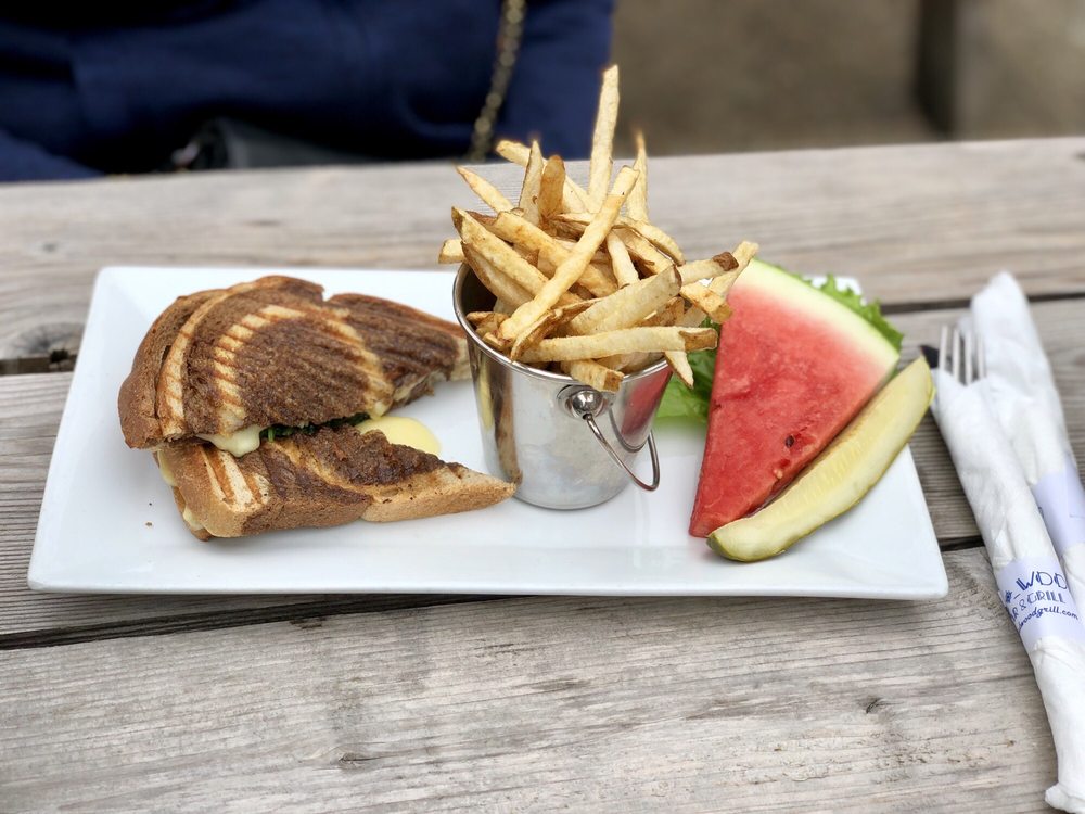 Elwood Bar & Grill