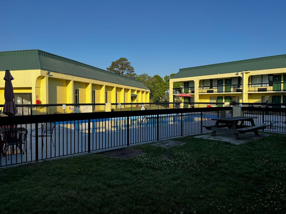 Red Carpet Inn & Suites