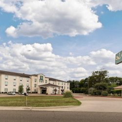 Quality Suites 16 Photos Hotels Reviews 631 I 45 South Photo Of Quality Suites Huntsville Tx United States