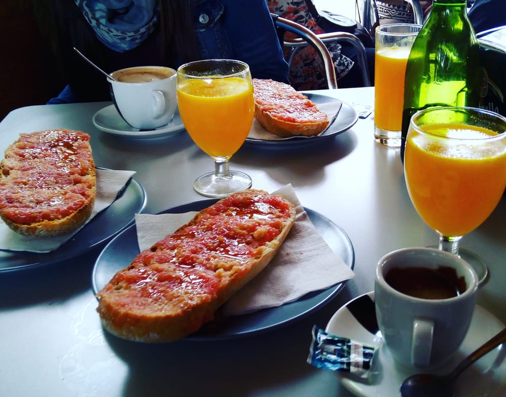 Por 2€ tostada con tomate aceite y sal, zumo de naranja y