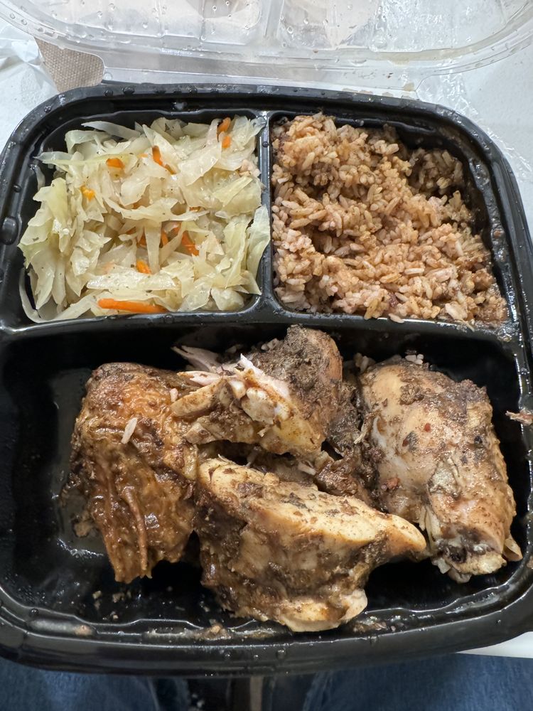 Mama Lune’s Jamaican Grill