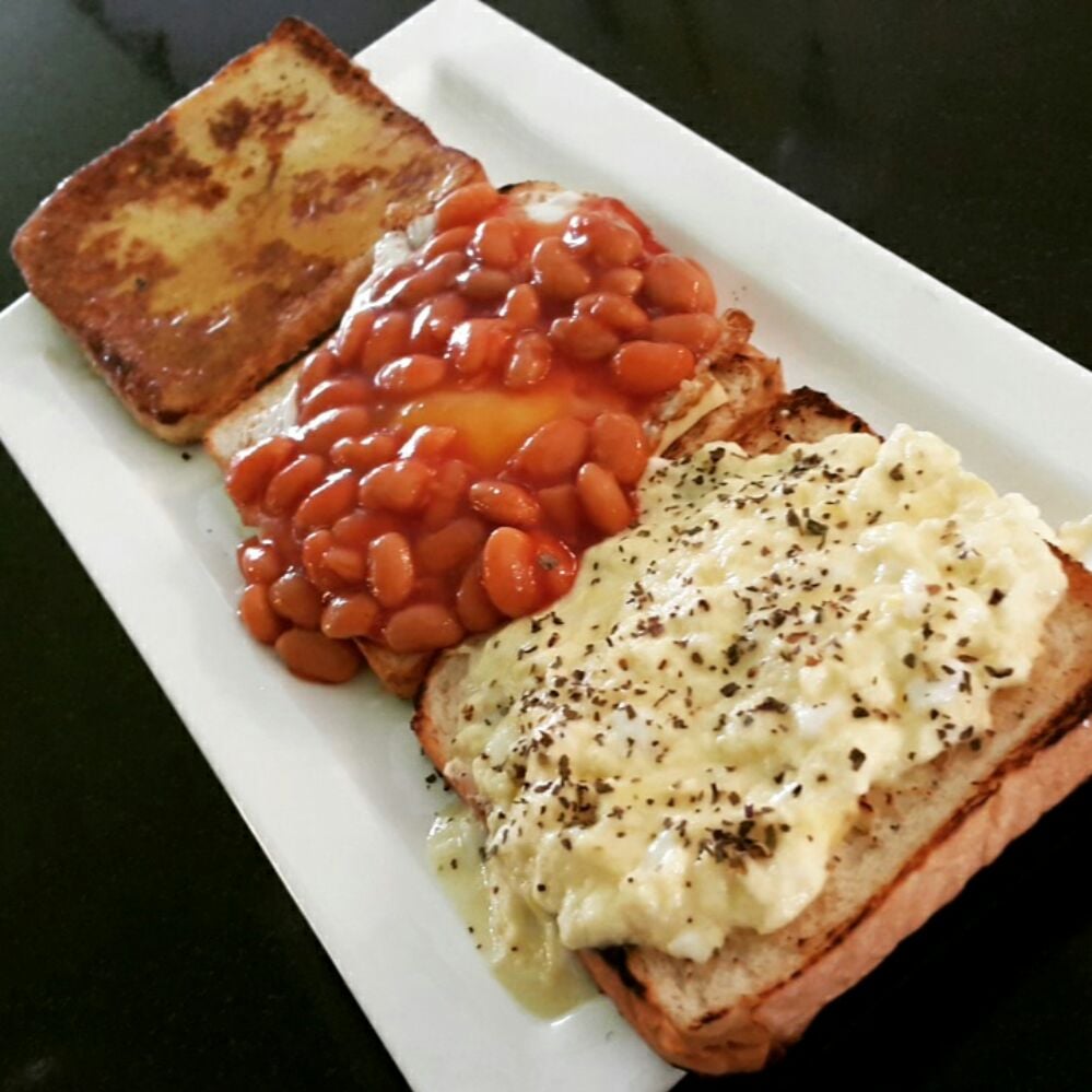 scrambled egg and beans on toast calories