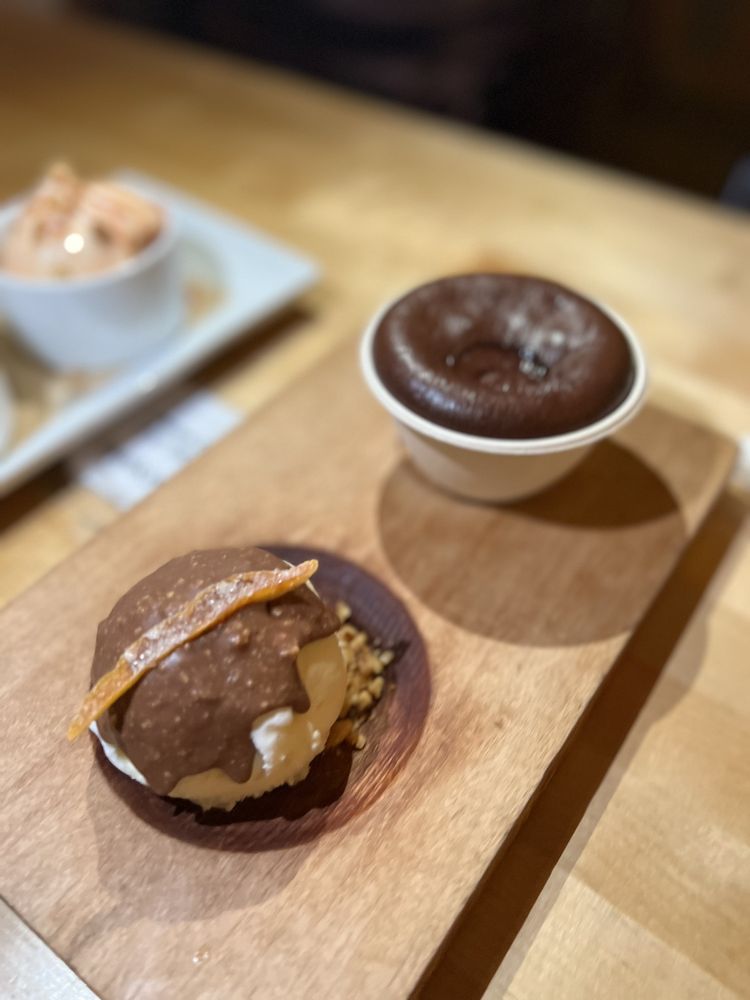 Hot Cakes Molten Chocolate Cakery
