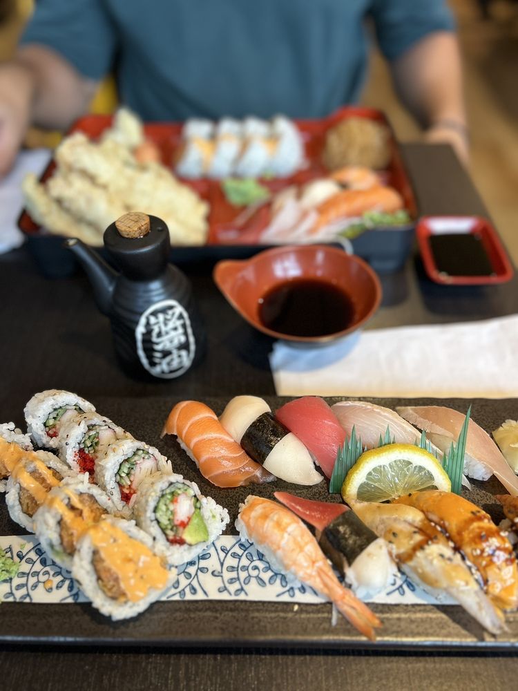 Roll N Bowl Korean & Japanese Cuisine