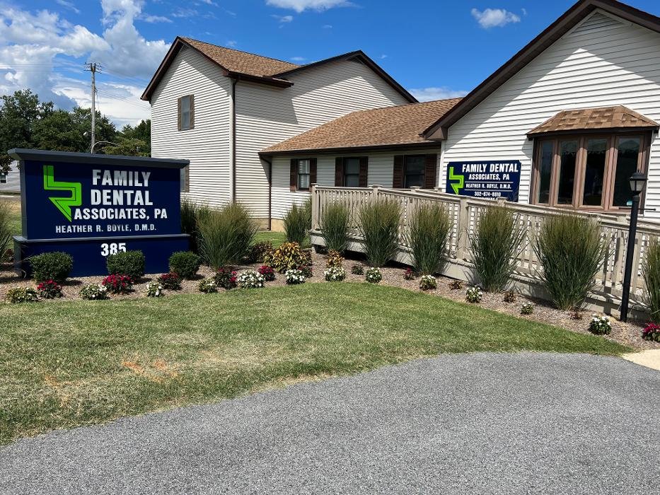 image of business Family Dental Assocs