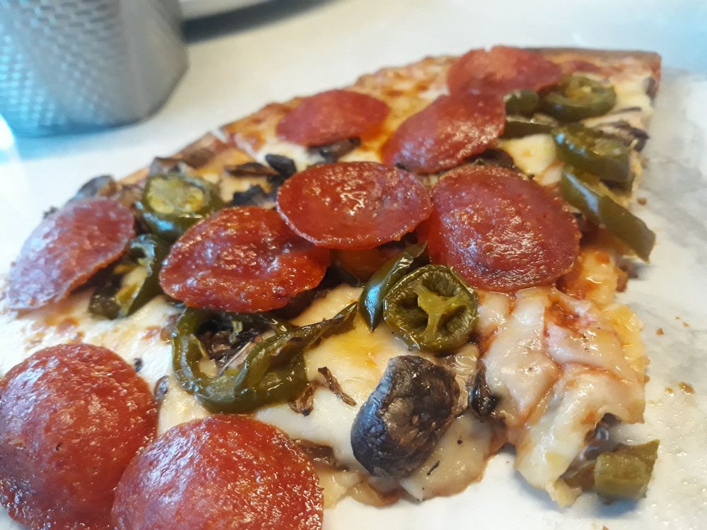 Lunas Pizza Bar & Grill