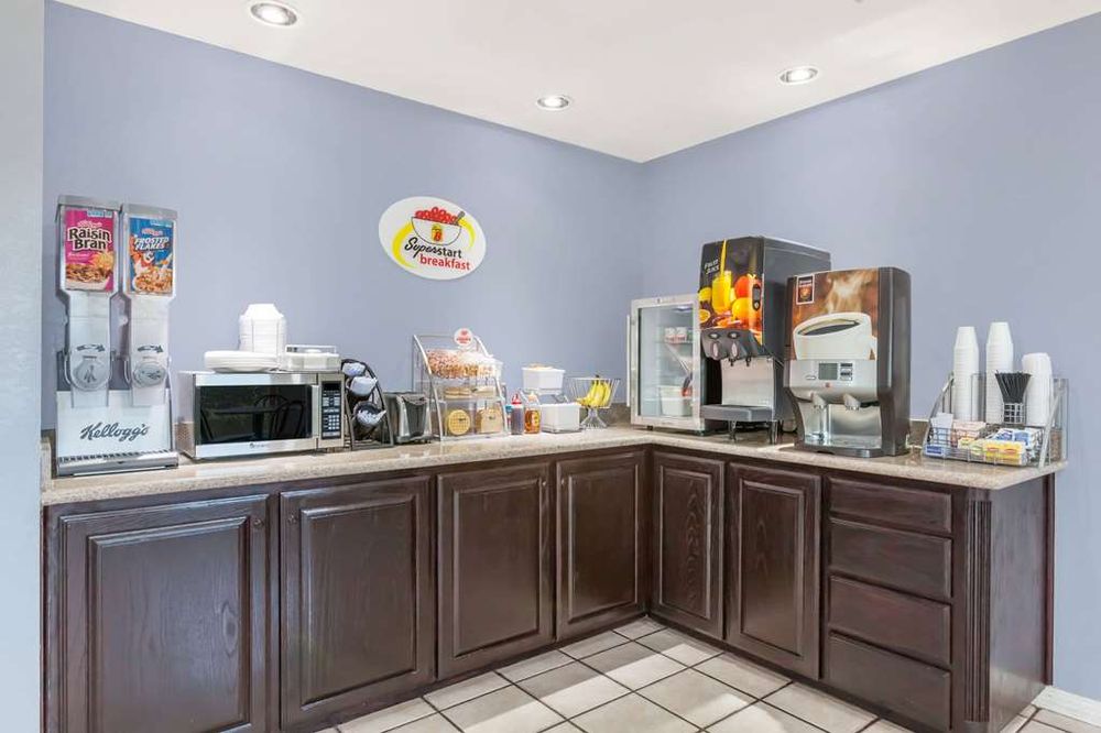 Super 8 by Wyndham Cleburne