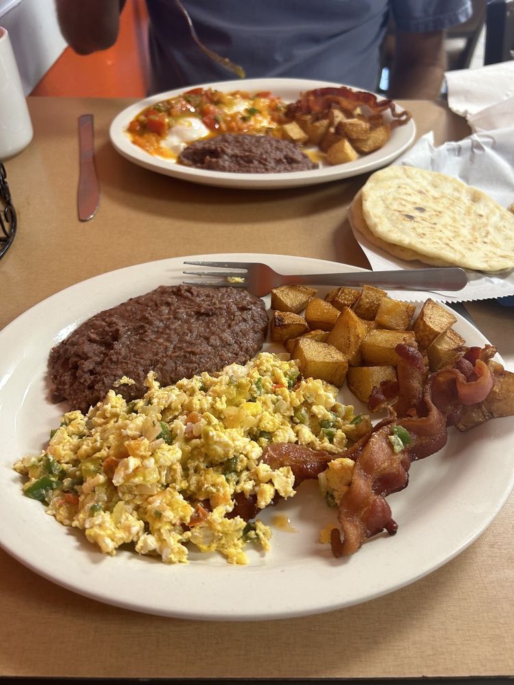 El Rey Pupusas Tacos y Mas