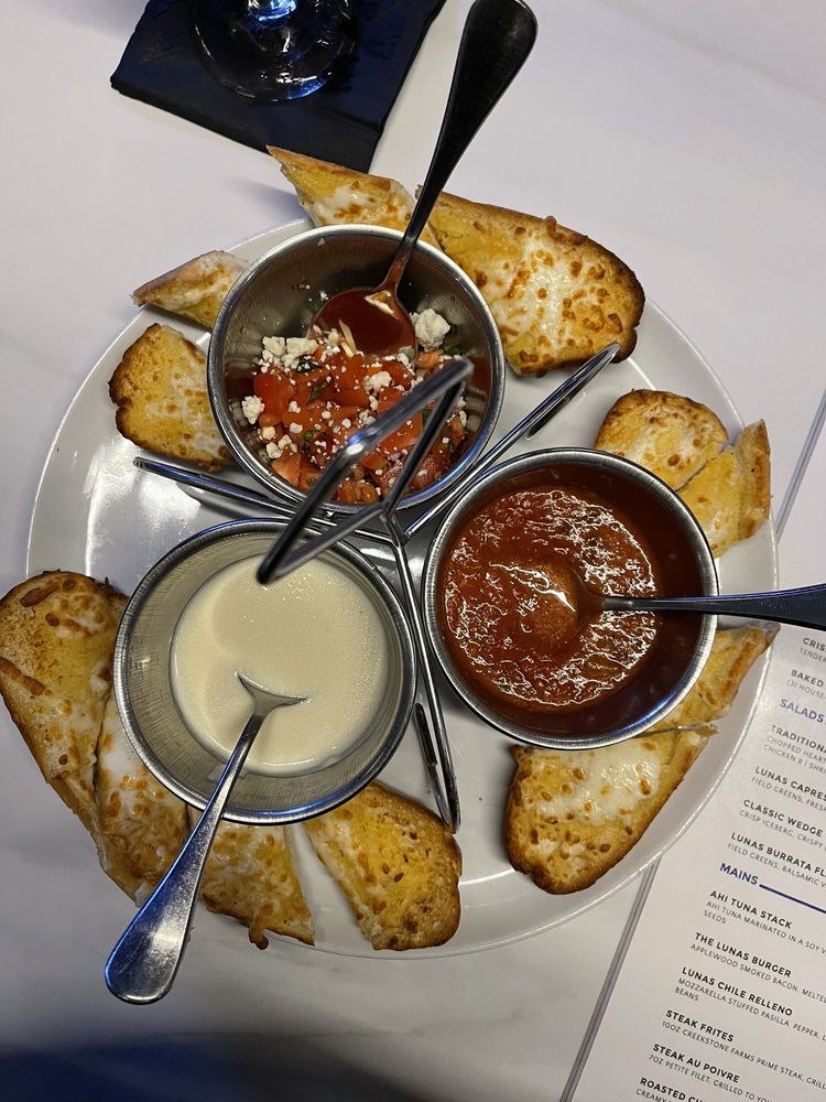 Lunas Pizza Bar & Grill