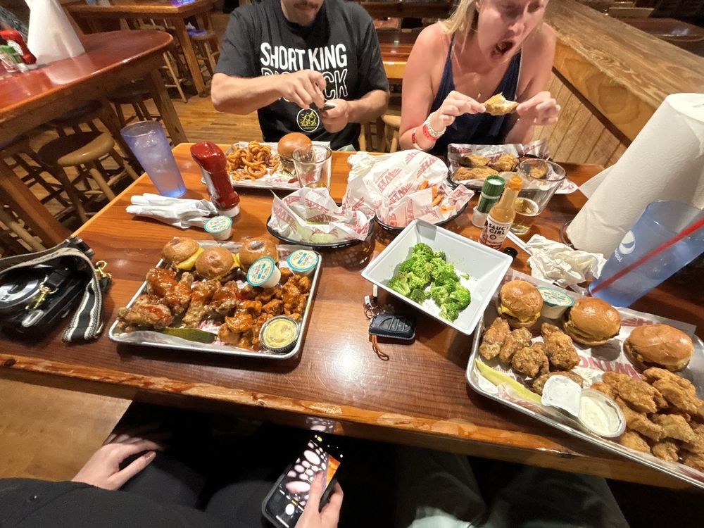 WingHouse Bar & Grill